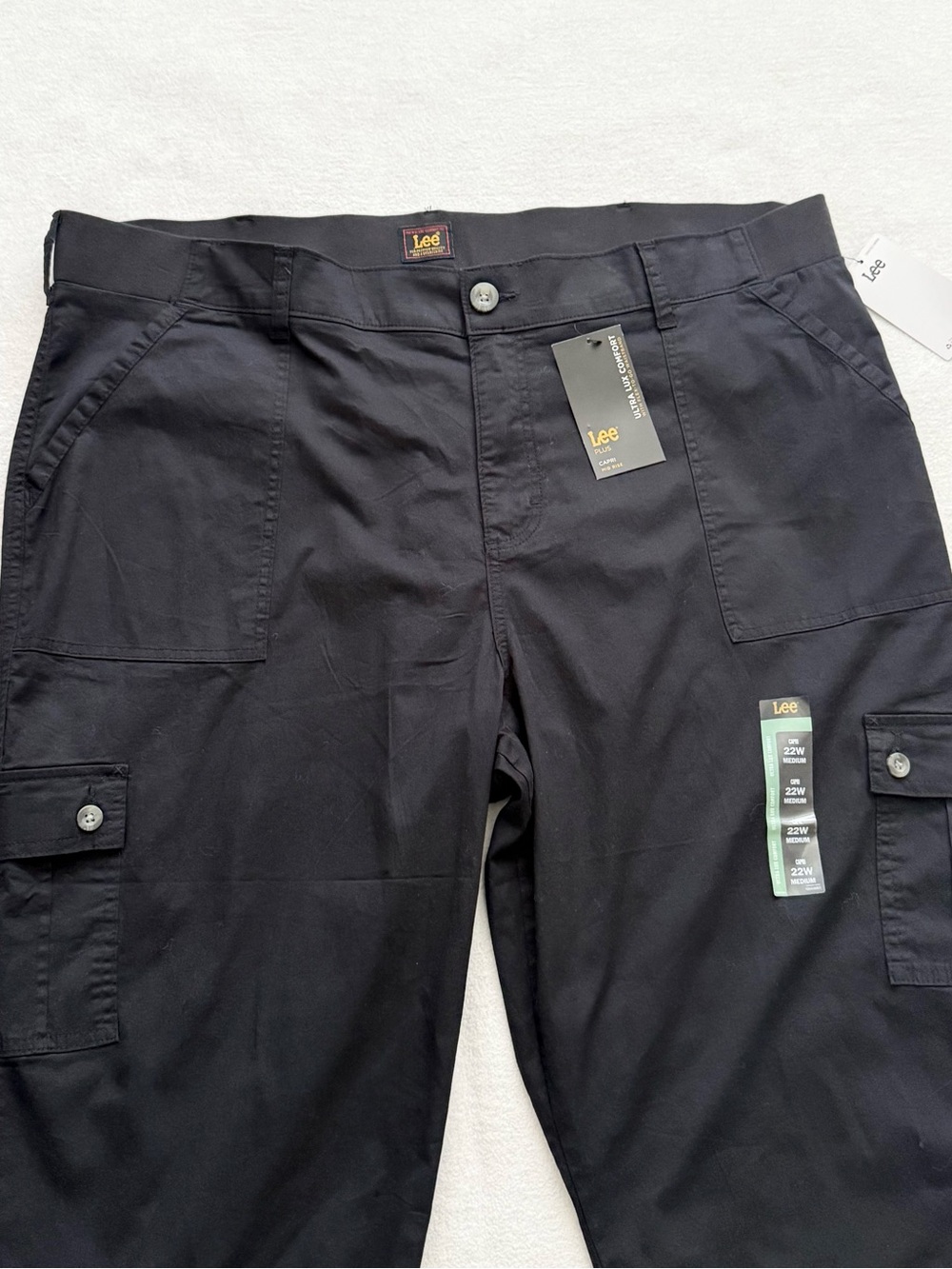Lee Cargo Capris Women’s 22W Black Mid Rise Relaxed Fit Cotton Comfort NWT - Picture 4 of 8